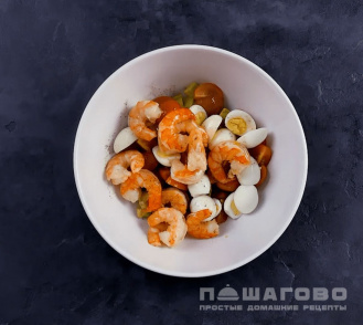 Фото приготовления рецепта: Салат с авокадо и креветками - шаг 4