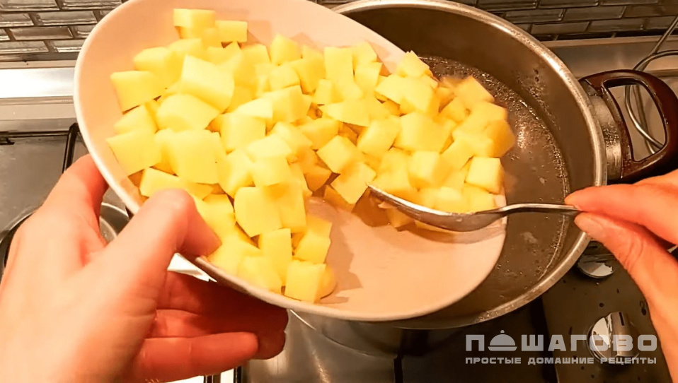Фото приготовления рецепта: Суп из цветной капусты с курицей - шаг 3