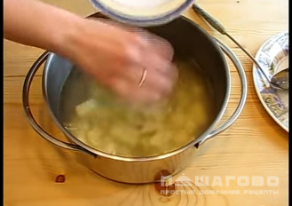 Фото приготовления рецепта: Финский суп с лососем и сливками - шаг 4