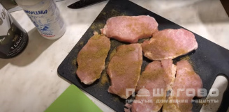 Фото приготовления рецепта: Свиной карбонат жареный на сковороде - шаг 2