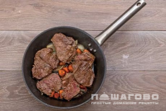 Фото приготовления рецепта: Медальоны из говядины с грибным соусом - шаг 5