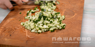 Фото приготовления рецепта: Салат с корейской морковью и крабовыми палочками - шаг 3