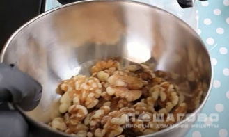 Фото приготовления рецепта: Запеченные яблоки с орехами, изюмом, медом и корицей - шаг 2