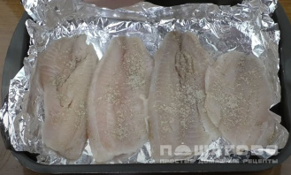 Фото приготовления рецепта: Рыба, запеченная с помидорами и сыром - шаг 2