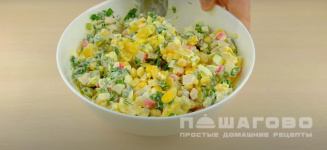 Фото приготовления рецепта: Крабовый салат с апельсинами и кукурузой - шаг 6