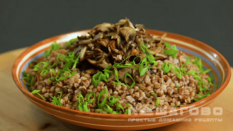 Фото приготовления рецепта: Каша гречневая с грибами - шаг 4