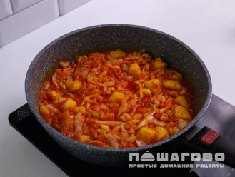 Фото приготовления рецепта: Рагу с сосисками и капустой - шаг 9
