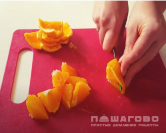 Фото приготовления рецепта: Цесарка в духовке с апельсинами - шаг 3