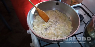 Фото приготовления рецепта: Рисовый суп с картофелем, помидором и чесноком - шаг 4