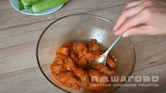 Фото приготовления рецепта: Запеченные кабачки с куриным филе - шаг 1