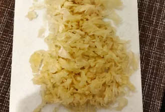Фото приготовления рецепта: Пикантный винегрет с квашеной капустой - шаг 1