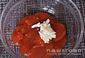 Фото приготовления рецепта: Пицца с сосисками и помидорами - шаг 7
