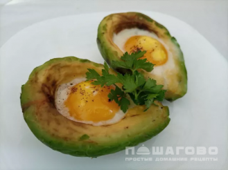 Фото приготовления рецепта: Яичница в авокадо - шаг 4