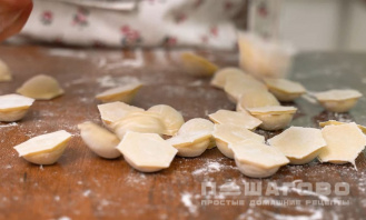 Фото приготовления рецепта: Тесто для вареников и пельменей - шаг 5