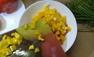 Фото приготовления рецепта: Салат с нутом и свежими овощами - шаг 1