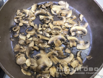 Фото приготовления рецепта: Бефстроганов из свинины с грибами - шаг 1