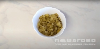 Фото приготовления рецепта: Слоеный салат с копченой курицей, отварным картофелем и грибами - шаг 5