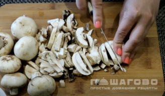 Фото приготовления рецепта: Жареная картошка с шампиньонами и луком на сковороде - шаг 1