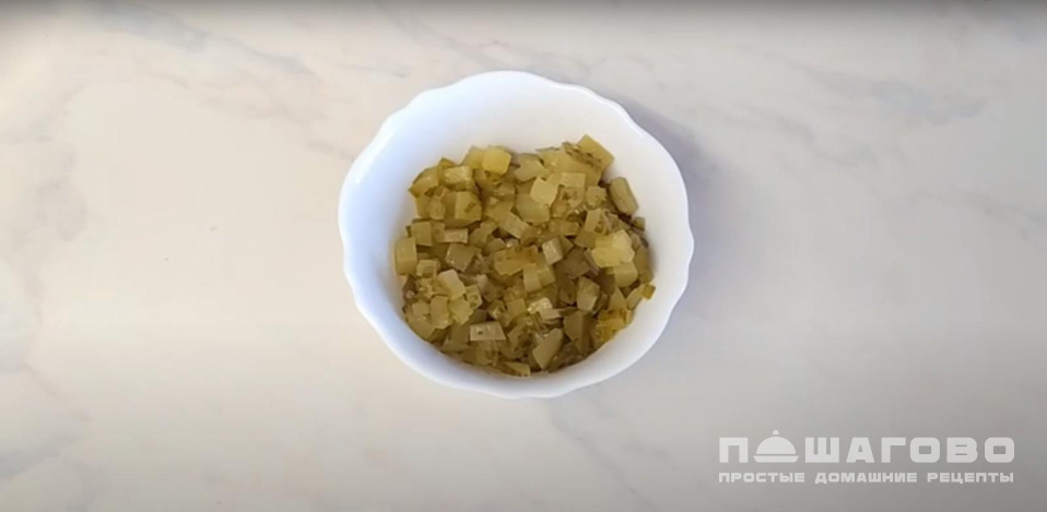 Фото приготовления рецепта: Слоеный салат с копченой курицей, отварным картофелем и грибами - шаг 5