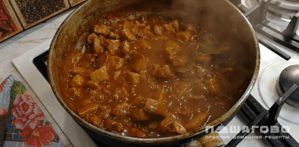Фото приготовления рецепта: Мясо с подливкой из свинины - шаг 4