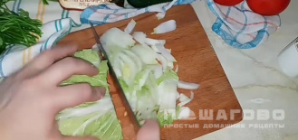 Фото приготовления рецепта: Греческий салат с пекинской капустой и грибами - шаг 3