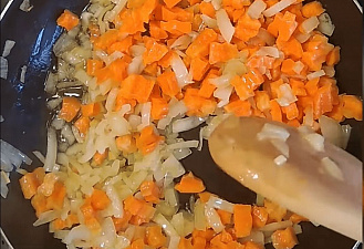 Фото приготовления рецепта: Суп куриный с грибами - шаг 2