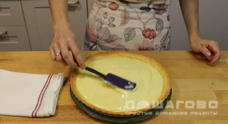 Фото приготовления рецепта: Пирог с заварным кремом и клубникой - шаг 9