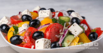 Фото приготовления рецепта: Греческий салат с заправкой - шаг 5