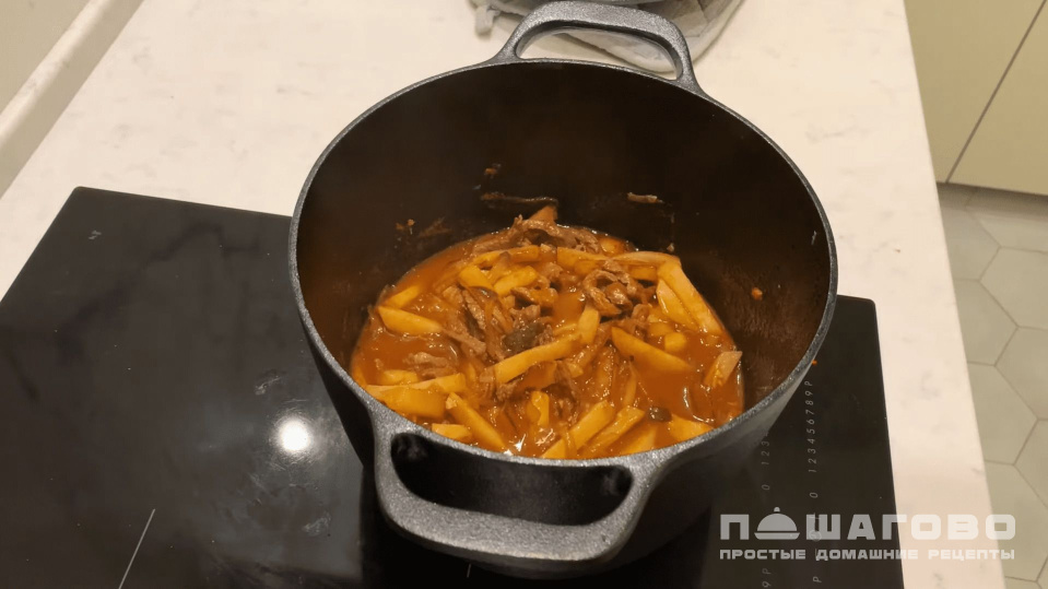 Фото приготовления рецепта: Азу с маринованными огурцами - шаг 6