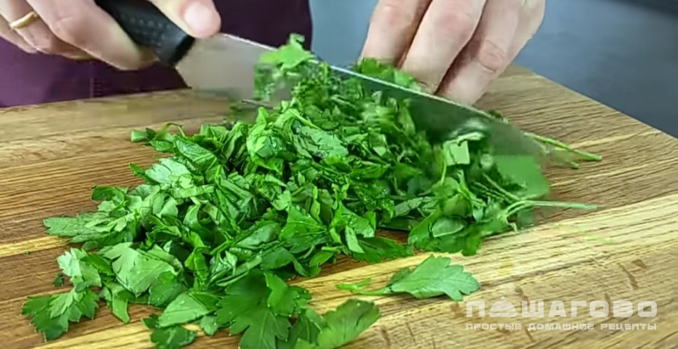 Фото приготовления рецепта: Салат из фасоли с сухариками - шаг 5