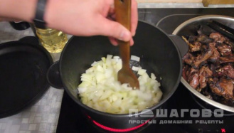 Фото приготовления рецепта: Тушеный заяц с овощами - шаг 4