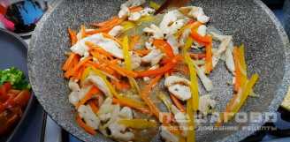Фото приготовления рецепта: Фунчоза с курицей и овощами - шаг 7