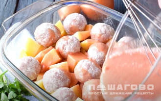 Фото приготовления рецепта: Тефтели с картошкой в сметанно-томатном соусе - шаг 9