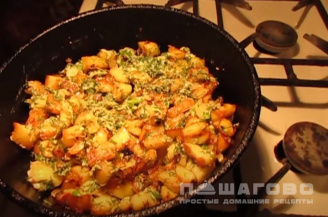 Фото приготовления рецепта: Вареная картошка, обжаренная на сковороде с сыром - шаг 8
