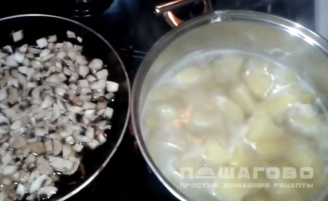 Фото приготовления рецепта: Вареники с картошкой и грибами - шаг 2