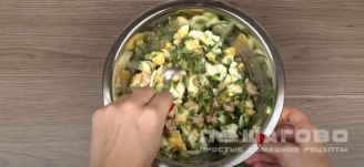 Фото приготовления рецепта: Салат из печени трески и яиц - шаг 5
