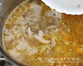 Фото приготовления рецепта: Суп с чечевицей, картофелем и курицей - шаг 5