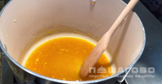 Фото приготовления рецепта: Классический клюквенный соус с соком лимона и апельсина - шаг 5