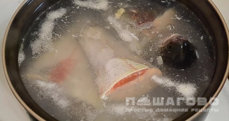 Фото приготовления рецепта: Уха из красной рыбы - шаг 1