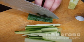 Фото приготовления рецепта: Роллы с семгой, сыром и огурцом - шаг 6
