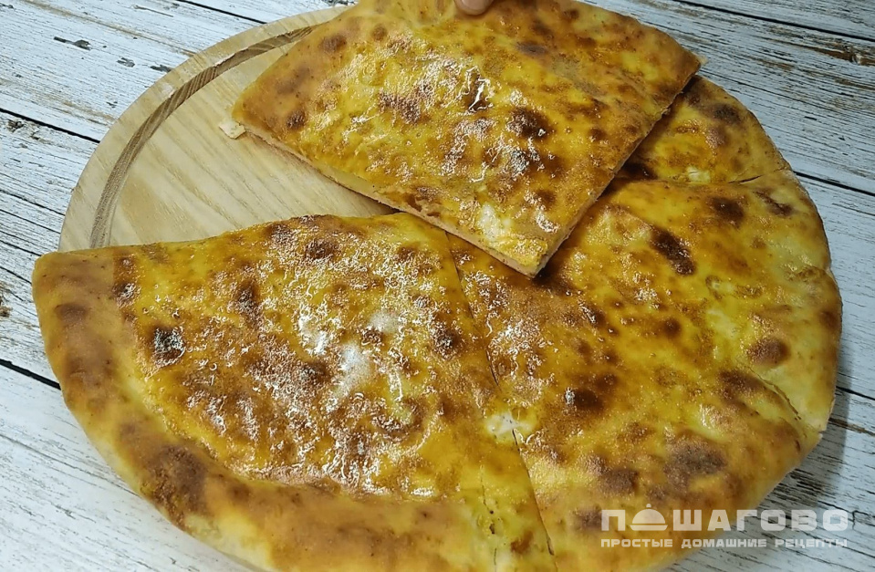 Фото приготовления рецепта: Осетинский пирог с картошкой и сыром (Картофджин) - шаг 6