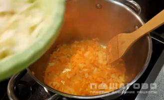 Фото приготовления рецепта: Куриный суп с капустой - шаг 3