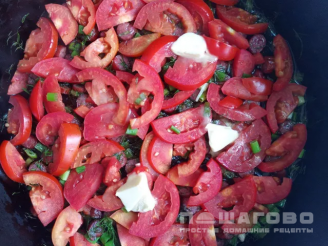 Фото приготовления рецепта: Яичница-глазунья с охотничьими колбасками и помидорами - шаг 2