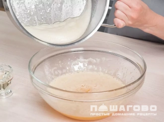 Фото приготовления рецепта: Медовый бисквит - шаг 3