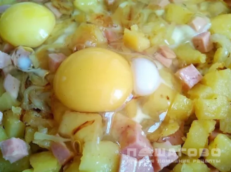 Фото приготовления рецепта: Сытная и яркая яичница с колбасой, картофелем и луком - шаг 4