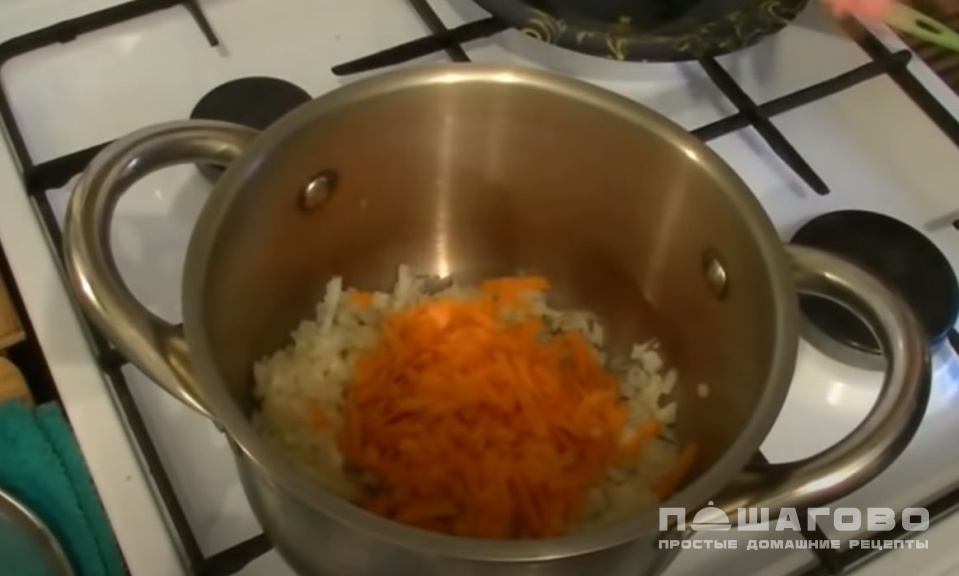 Фото приготовления рецепта: Суп с фасолью и грибами - шаг 4