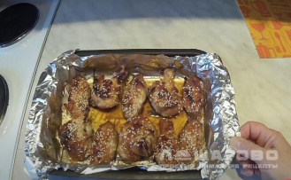Фото приготовления рецепта: Куриные крылышки в медово-соевом соусе с чесноком - шаг 5