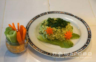 Фото приготовления рецепта: Салат из авокадо и яиц - шаг 4