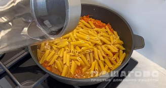 Фото приготовления рецепта: Макароны с фрикадельками в сковороде - шаг 9