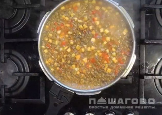 Фото приготовления рецепта: Суп из чечевицы зеленой вегетарианский - шаг 6